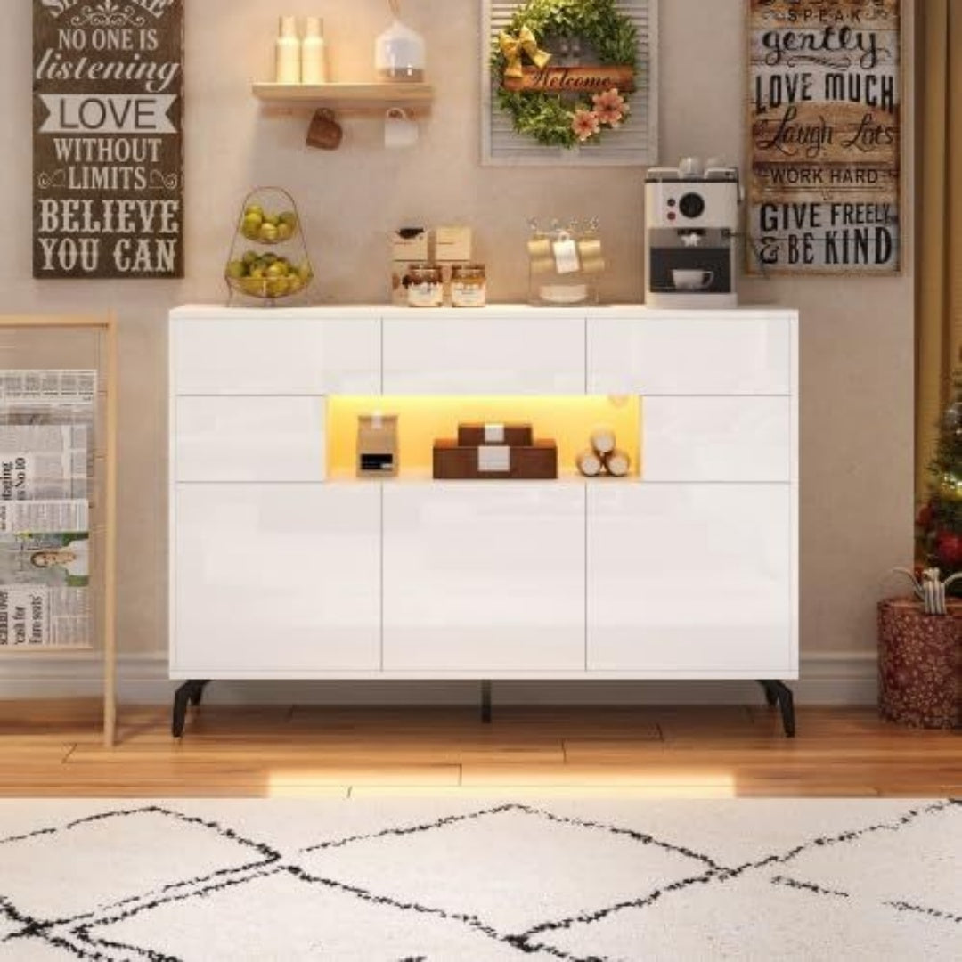 Le charme du rangement avec ce buffet avec tiroirs, aux accents metalliques, coloris blanc et vert