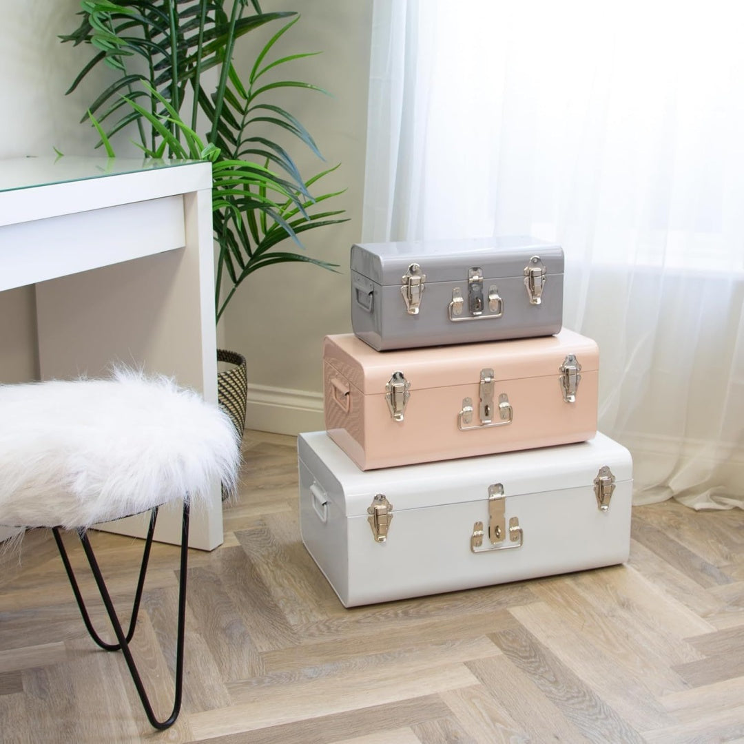 Pour un interieur harmonieux, armoire avec portes, aux accents metalliques en finition blanc et gris