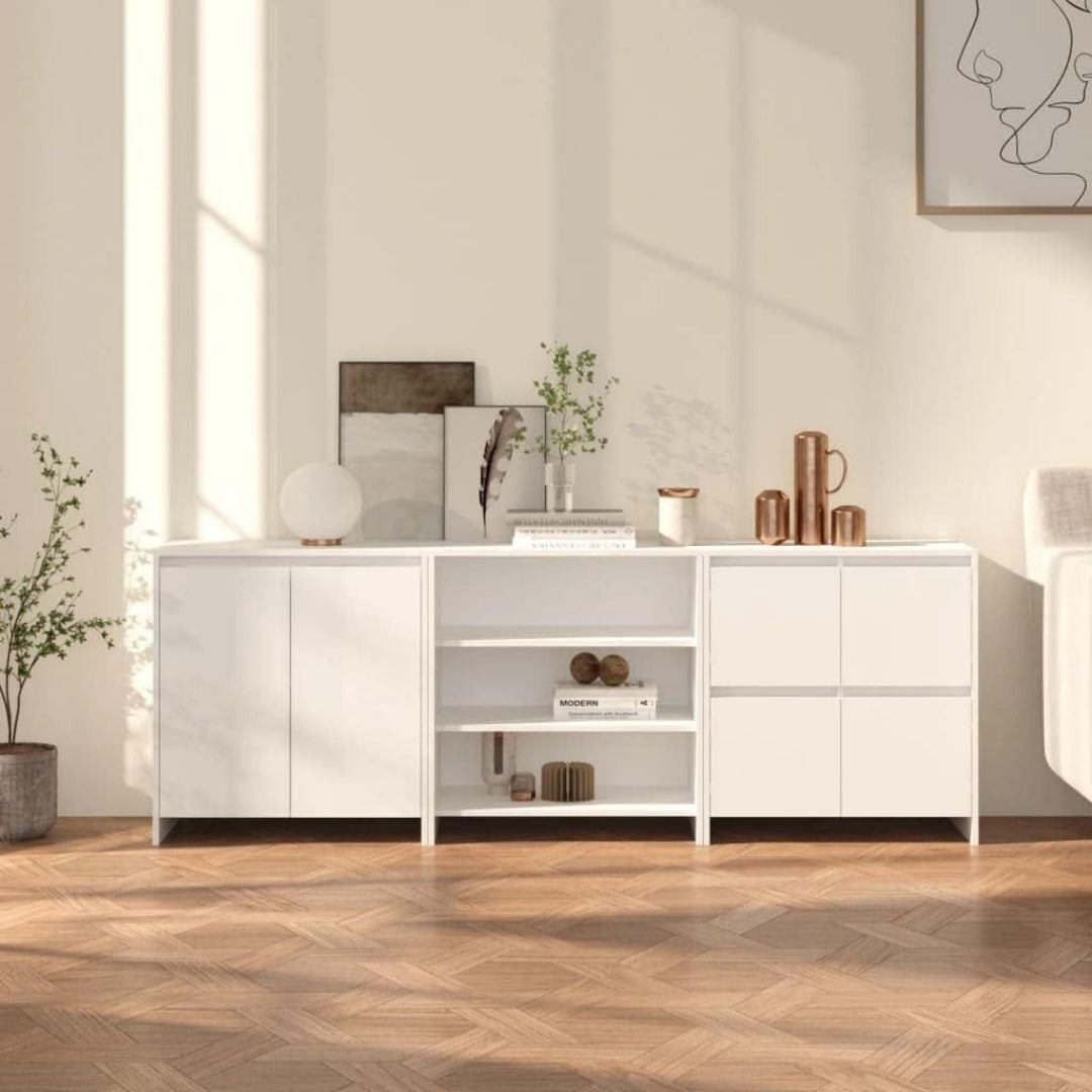 Une silhouette equilibree pour ce buffet avec portes, avec etageres, teinte blanc et bois naturel