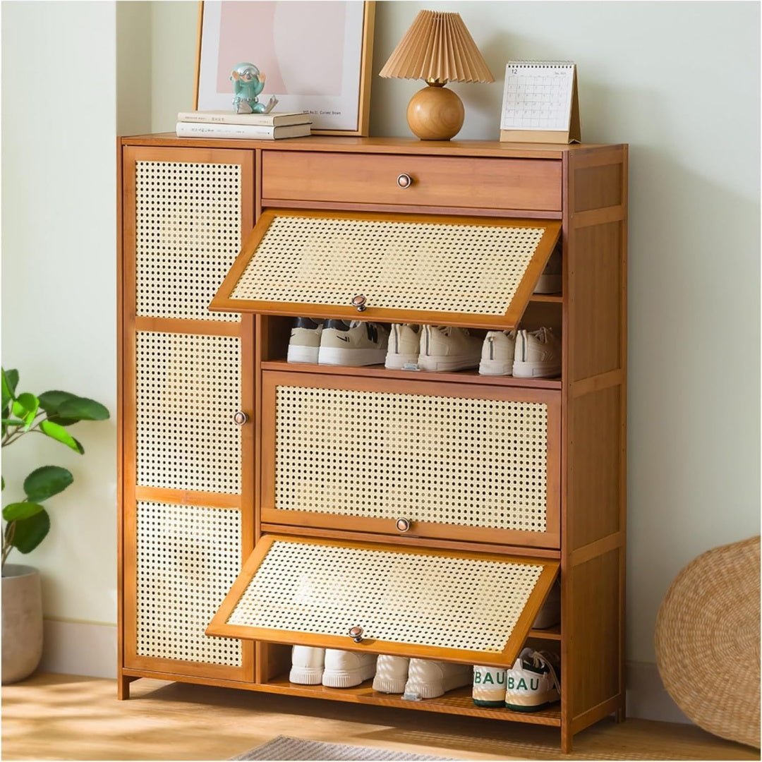 Une silhouette equilibree pour ce commode avec tiroirs, avec portes, teinte naturel et vert