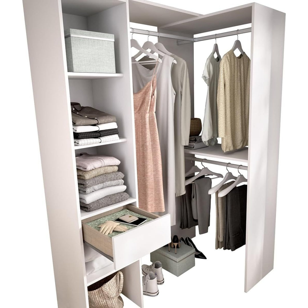 Une silhouette equilibree pour ce armoire a l'aspect bois, teinte blanc et bois naturel