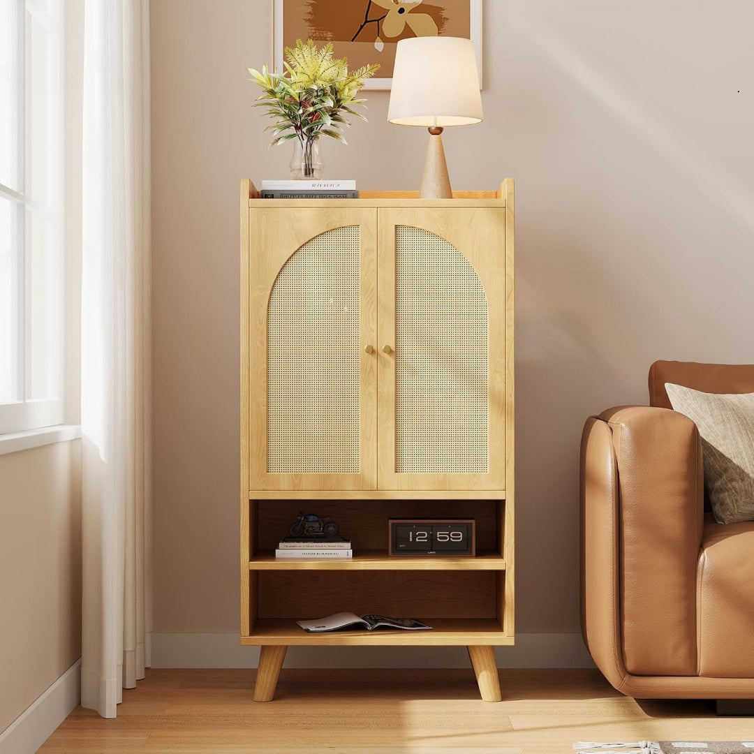 Pour un interieur harmonieux, buffet avec portes, aux accents metalliques en finition chene et naturel