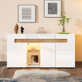 Une silhouette equilibree pour ce buffet avec portes, avec elements vitres, teinte blanc